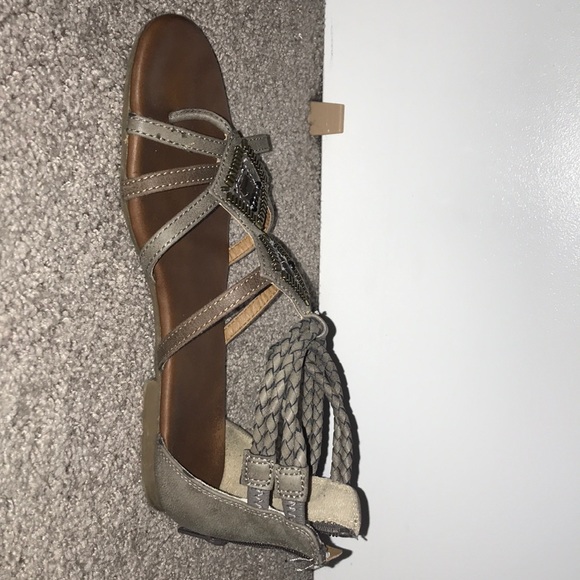 Flats - Picture 2 of 2